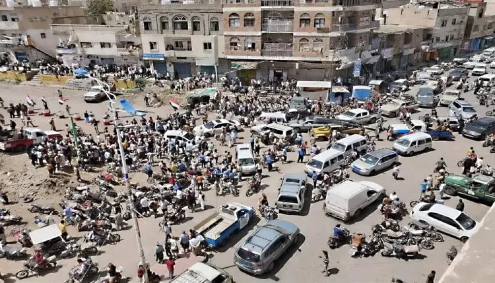 منفذ جولة القصر بتعز يشهد تصعيدًا حوثيًا غير مسبوق ضد السيارات الأمريكية.. منعٌ تعسفي يُربك حركة المواطنين...